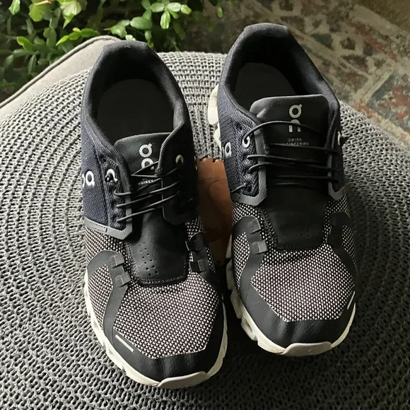 🔥🔥ON CLOUD 5 Women's Black and White Athletic Shoes size 9.5🔥🔥🔥 - Picture 1 of 9